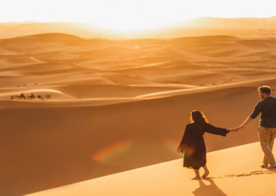 一對情侶正在享受從馬拉喀什出發,為期兩天的梅爾祖卡沙漠之旅。